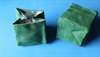Et stk. Jutepose grøn. Ca. 9 x9 cm. Med plastindlæg.